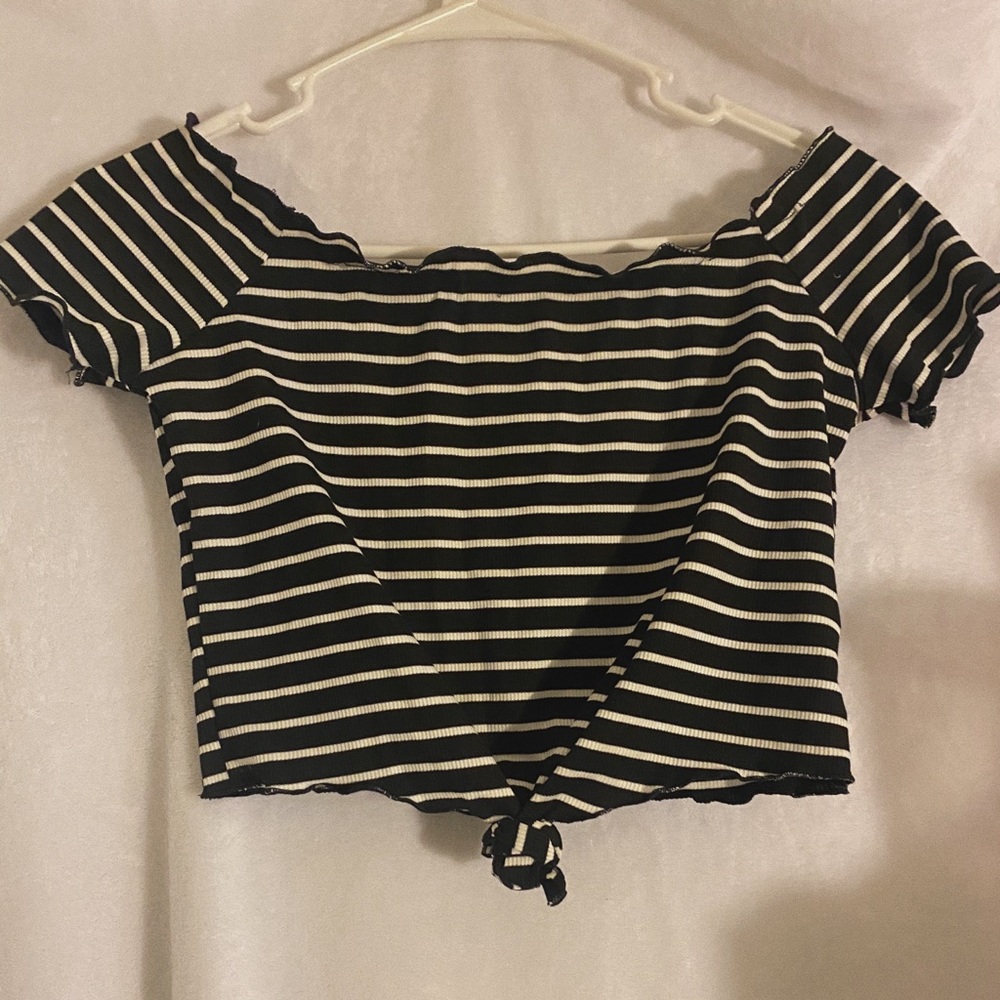Black and white striped off shoulder rib top!✨